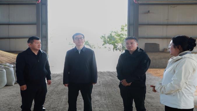 鄭樹一調(diào)研秋收生產(chǎn)、生態(tài)環(huán)保及供熱保障工作
