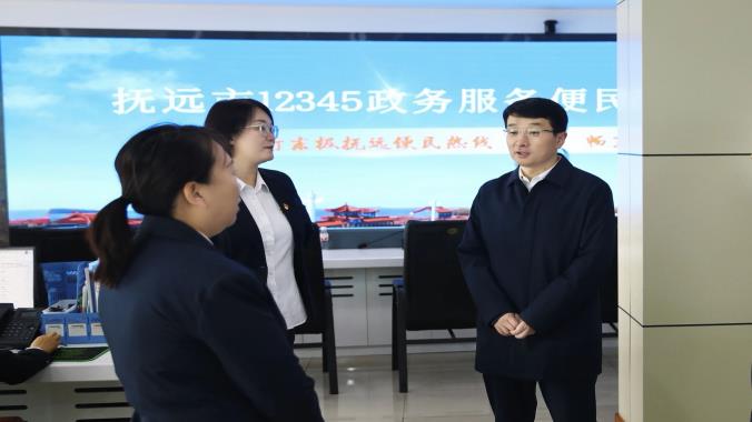 何大海調研指導“12345”熱線受理中心運行情況